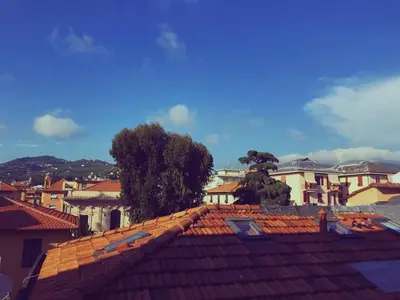 Vista generica sulle montagne o vista sulle montagne dall'interno dell'appartamento