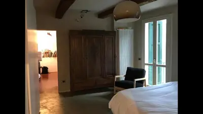 Letto o letti in una camera di Casa luminosa con giardino in centro storico
