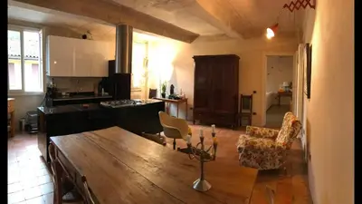 Cucina o angolo cottura di Casa luminosa con giardino in centro storico