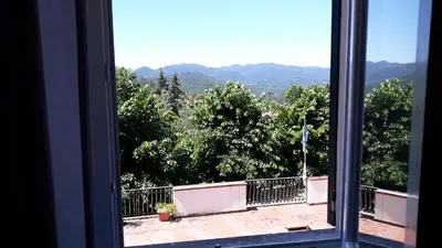 Vista generica sulle montagne o vista sulle montagne dall'interno dell'affittacamere