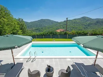 Vista generica sulle montagne o vista sulle montagne dall'interno della casa vacanze