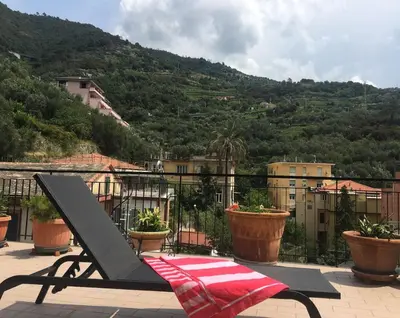 Vista generica sulle montagne o vista sulle montagne dall'interno dell'appartamento