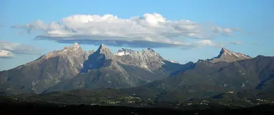 Vista generica sulle montagne o vista sulle montagne dall'interno del bed & breakfast