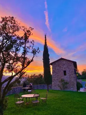 Alba o tramonto visti dall'interno dell'agriturismo o dai dintorni