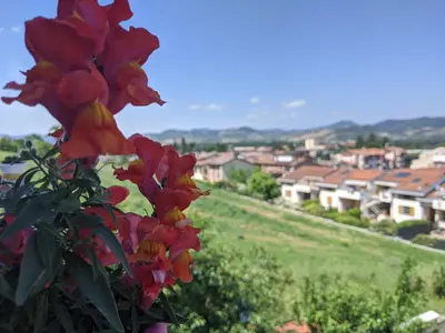 Vista generica sulle montagne o vista sulle montagne dall'interno del bed & breakfast