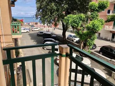Vista generica sul mare o vista sul mare dall'interno dell'appartamento