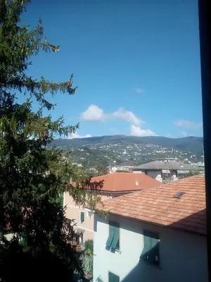 Vista generica sulle montagne o vista sulle montagne dall'interno dell'appartamento
