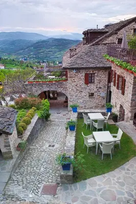 Vista generica sulle montagne o vista sulle montagne dall'interno of country house