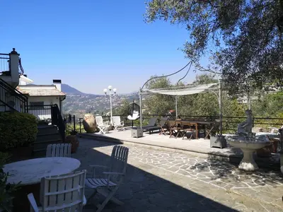 Vista generica sulle montagne o vista sulle montagne dall'interno della casa vacanze