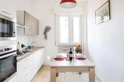 Cucina o angolo cottura di GuestHost - Parma Railway Station Lovely Apartment