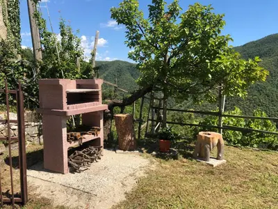 Vista generica sulle montagne o vista sulle montagne dall'interno della casa vacanze