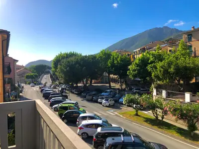 Vista generica sulle montagne o vista sulle montagne dall'interno dell'appartamento