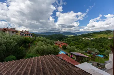 Vista generica sulle montagne o vista sulle montagne dall'interno della casa vacanze