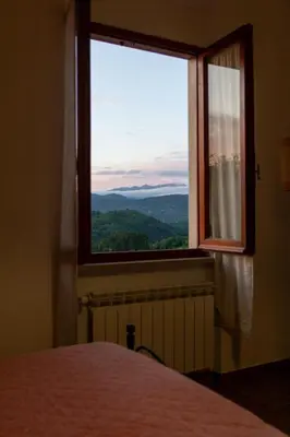 Vista generica sulle montagne o vista sulle montagne dall'interno della casa vacanze