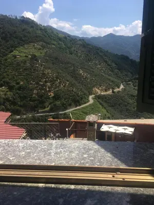 Vista generica sulle montagne o vista sulle montagne dall'interno dell'appartamento