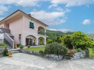 Vista generica sulle montagne o vista sulle montagne dall'interno della casa vacanze