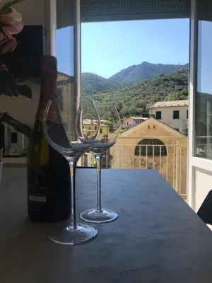 Vista generica sulle montagne o vista sulle montagne dall'interno dell'appartamento