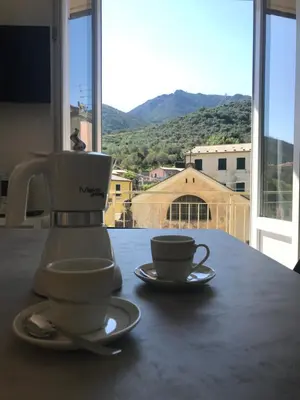 Vista generica sulle montagne o vista sulle montagne dall'interno dell'appartamento
