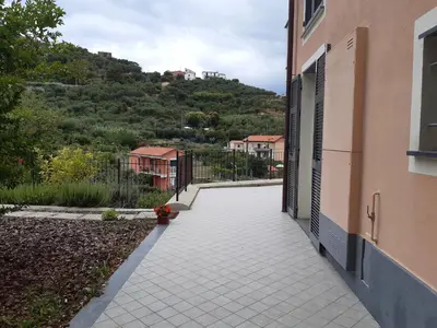 Vista generica sulle montagne o vista sulle montagne dall'interno dell'appartamento