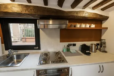 Cucina o angolo cottura di WELCOME RIVIERA - ATTICO SAN FAUSTINO 165 mq più 110 mq di terrazza- IN VILLA 700 ,VISTA MARE STREPITOSA-100 m dalla spiaggia-PARKING ESCLUSIVO