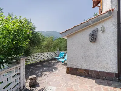 Vista generica sulle montagne o vista sulle montagne dall'interno della casa vacanze