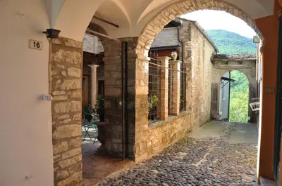 Vista generica sulle montagne o vista sulle montagne dall'interno del bed & breakfast