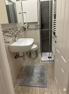 Bagno di HOUSE Riccardo, vicino al parco Nelson Mandela