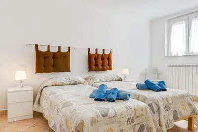Letto o letti in una camera di GuestHost - La Spezia Migliarina Bedrooms