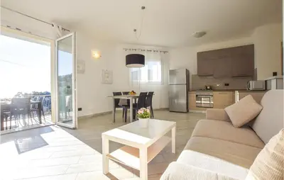 Cucina o angolo cottura di 2 Bedroom Cozy Apartment In Moneglia