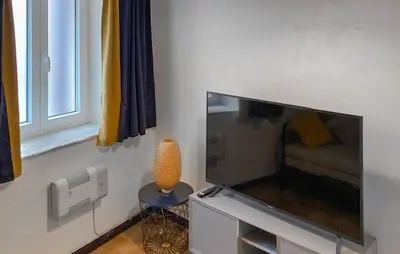 TV o dispositivi per l'intrattenimento presso Cozy Apartment In Moneglia With Kitchen