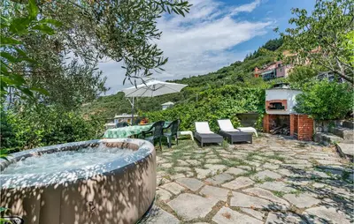 Vista generica sulle montagne o vista sulle montagne dall'interno della casa vacanze