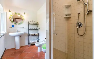 Bagno di Awesome Home In Moneglia With Kitchen