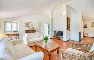 Area soggiorno di Awesome Home In Moneglia With Kitchen