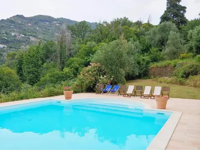 Vista generica sulle montagne o vista sulle montagne dall'interno dell'appartamento