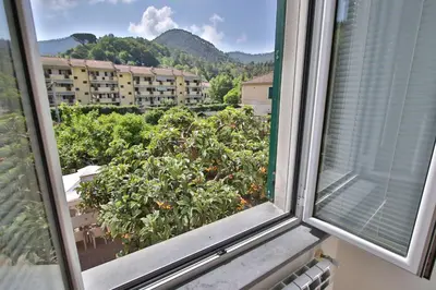 Vista generica sulle montagne o vista sulle montagne dall'interno dell'appartamento