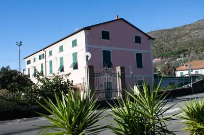Vista generica sulle montagne o vista sulle montagne dall'interno dell'appartamento