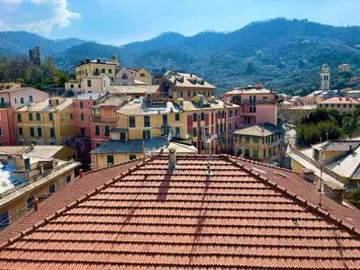 Vista generica sulle montagne o vista sulle montagne dall'interno dell'appartamento