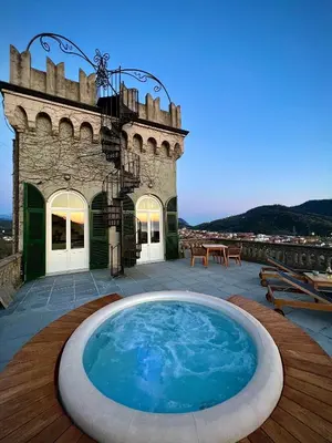 Vista generica sulle montagne o vista sulle montagne dall'interno dell'agriturismo