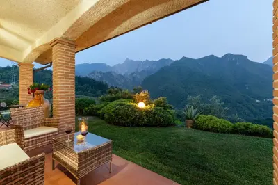 Vista generica sulle montagne o vista sulle montagne dall'interno della villa