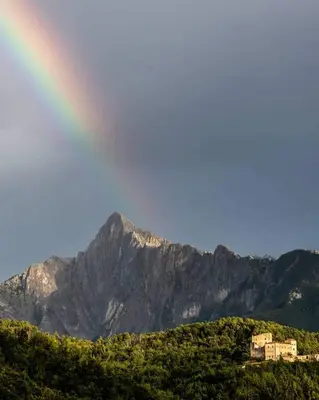 Vista generica sulle montagne o vista sulle montagne dall'interno della casa vacanze