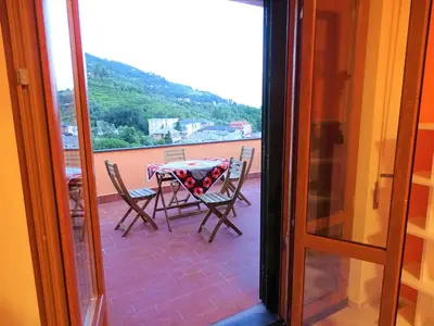 Vista generica sulle montagne o vista sulle montagne dall'interno dell'appartamento