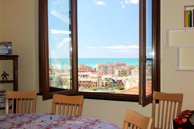 Vista generica sul mare o vista sul mare dall'interno dell'appartamento