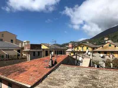 Vista generica sulle montagne o vista sulle montagne dall'interno dell'appartamento