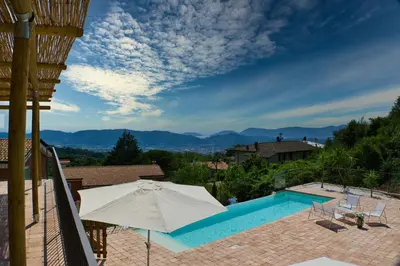 Vista generica sulle montagne o vista sulle montagne dall'interno della casa vacanze