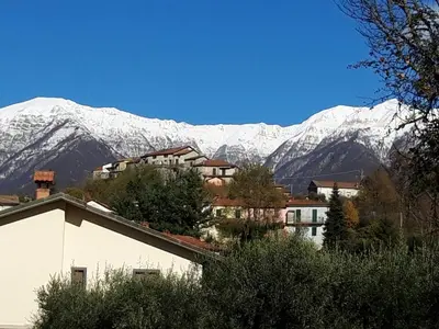 Vista generica sulle montagne o vista sulle montagne dall'interno dell'appartamento