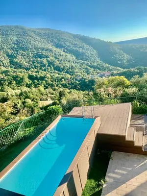 Vista generica sulle montagne o vista sulle montagne dall'interno della casa vacanze