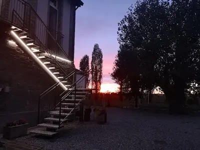 Alba o tramonto visti dall'interno dell'affittacamere o dai dintorni