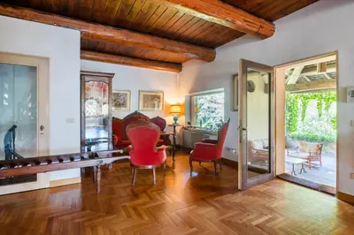 Area soggiorno di GuestHost - Splendido apt con piscina e parking a Colorno