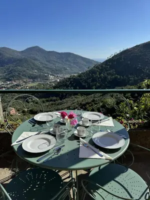 Vista generica sulle montagne o vista sulle montagne dall'interno dell'appartamento