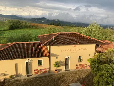 Vista generica sulle montagne o vista sulle montagne dall'interno dell'affittacamere